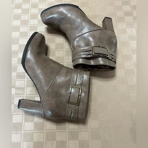 Life Stride Velocity Foam LOFTEN  Boots Booties Women's Size 9M Faux Leather EUC